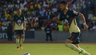 Guido Rodríguez controla el balón en un juego del América