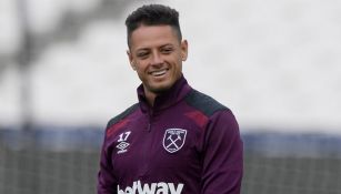 Chicharito sonríe durante un entrenamiento del West Ham