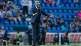 Francisco Jémez reclama una falta durante el juego contra Santos