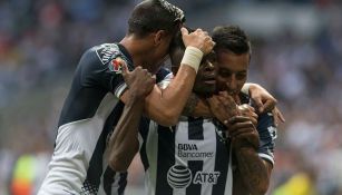 Jugadores de Rayados felicitan a Avilés Hurtado tras su golazo