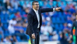 Chepo de la Torre da instrucciones durante el juego vs Cruz Azul