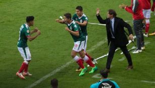 Jesús Godínez festeja con sus compañeros el tanto frente a Pumas