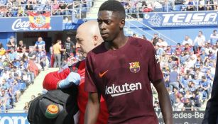 Dembéle sale del campo tras recibir atención médica