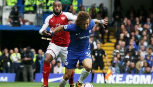 David Luiz y Lacazette pelean por el balón