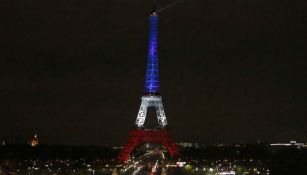 Torre Eiffel, iluminada con los colores de la bandera de Francia 