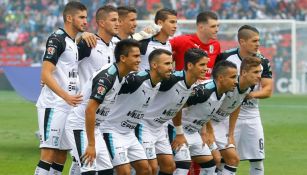 Gallos posa en una foto previo a un encuentro