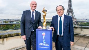 Infantino presenta el trofeo del Mundial femenil Francia 2019