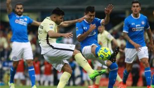 Romero y Domínguez diputan un balón en un juego de Cruz Azul contra América