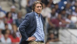 Sergio Egea observa juego de Pumas