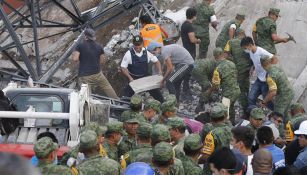 Militares ayudan a rescatar gente de los escombros