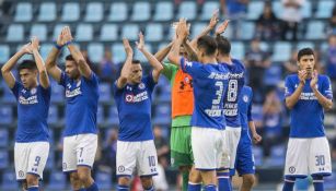 Jugadores celestes saludan a la afición en el Azul