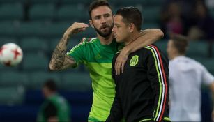 Layún y Chicharito hablan tras un partido del Tri