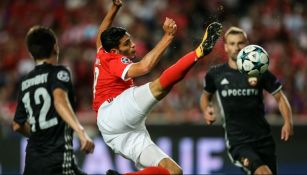 Raúl Jiménez realiza un disparo en juego del Benfica