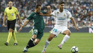 Andrés Guardado peleando un balón con Marco Asensio