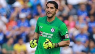 Jesús Corona, durante un juego con Cruz Azul