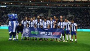Jugadores del Porto muestran manta de apoyo a México