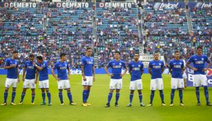 Jugadores de Cruz Azul posan previo a un partido de la Liga MX