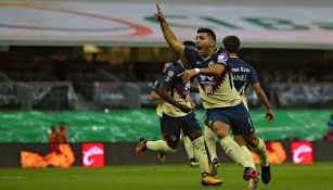 Silvio Romero festeja un gol con América en la J8