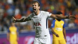 Kane celebra uno de sus tres goles con el Tottenham