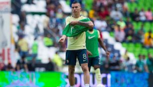 Mateus Uribe en los ejercicios de calentamiento previo al juego contra León