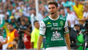 Mauro Boselli festeja un gol con León