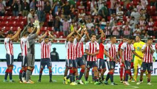Chivas festeja con su afición después del partido