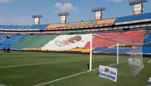 La bandera que espera la llegada de los aficionados al estadio Universitario