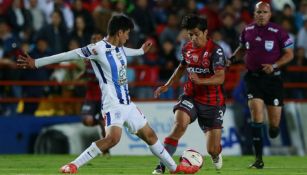 Puch pelea un balón en el juego frente a Necaxa