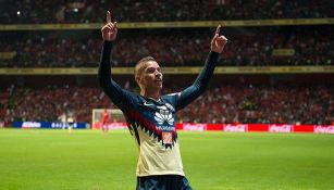 Mateus Uribe celebra su primer gol con el América