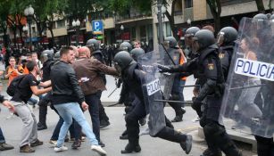 Policía aleja a manifestantes en Cataluña 