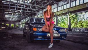 Viktoria Demeshkina posa junto a un automóvil