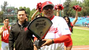 Ojeda recibe un premio como manager de Diablos Rojos