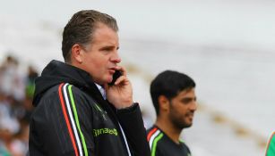 Dennis Te Kloese realiza una llamada en un entrenamiento de la Selección