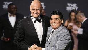 Infantino y Maradona previo a una ceremonia de FIFA 