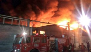 Elementos del cuerpo de bomberos trabajan en la zona