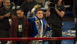 Golovkin levanta el puño tras la pelea contra Canelo Álvarez