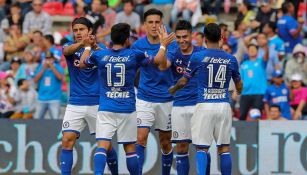 Los jugadores del Cruz Azul festejan un gol en contra de Pumas