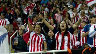 Aficionados de Chivas durante un partido 