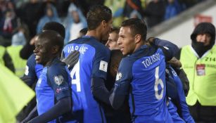Seleccionados de Francia festejan el gol en contra de Bulgaria