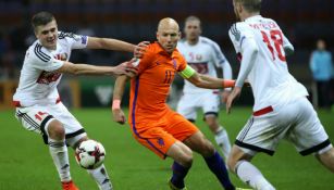 Arjen Robben disputa un balón en el juego contra Bielorrusia