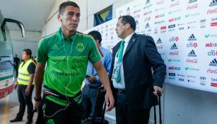 Héctor Moreno arriba al Estadio Alfonso Lastras para juego con el Tri