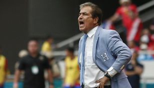 Jorge Luis Pinto lanza un grito durante el juego contra Costa Rica