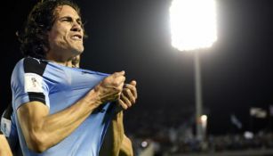 Cavani festejando un gol en el partido contra Bolivia