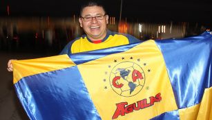 Fan del América muestra con orgullo una bandera de su equipo