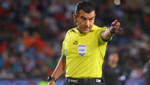 Paul Delgadillo señala una falta durante un encuentro del Apertura 2017