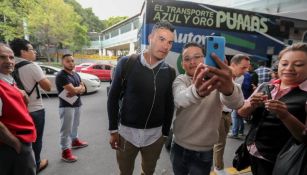 Pablo Barrera se toma una selfie con un fan en el AICM