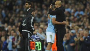 Guardiola y Agüero se abrazan para festejar