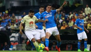 Silvio Romero y Enzo Roco pelean el balón durante un duelo