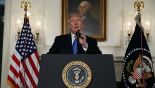 Donald Trump habla durante una reunión en la Casa Blanca