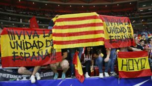 Aficionados muestran banderas de España y Cataluña en el Wanda Metropolitano